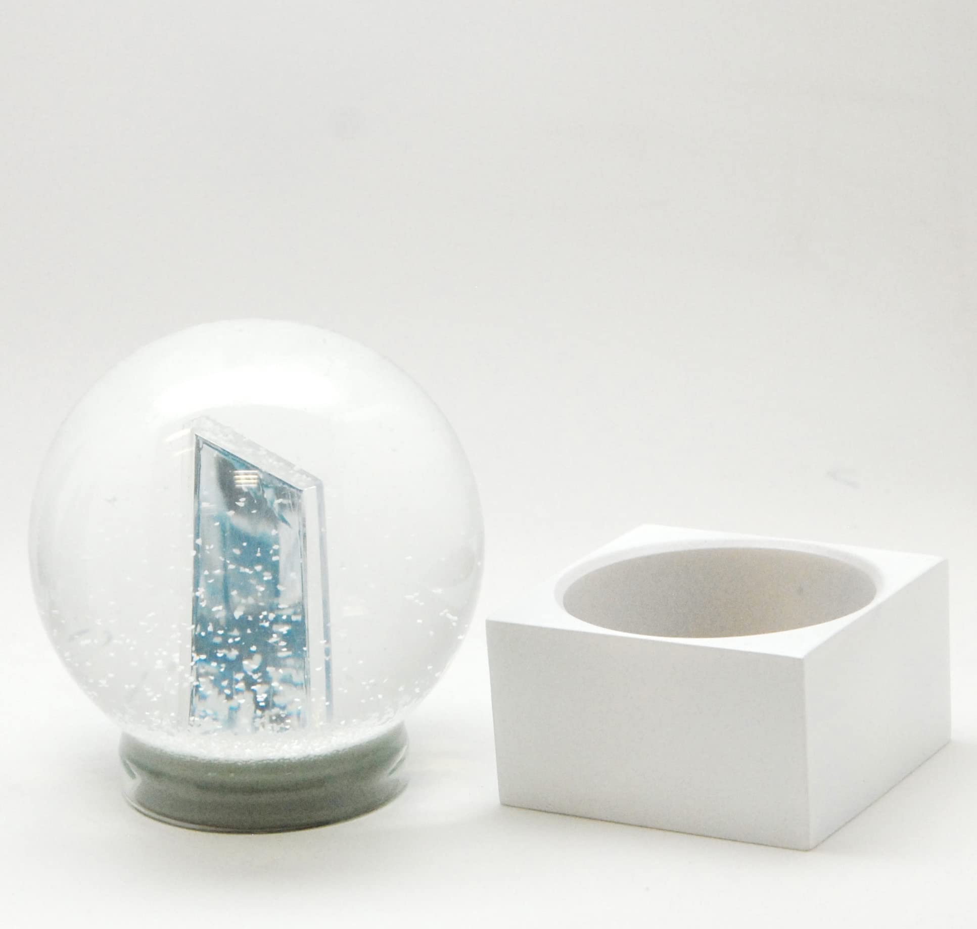 Snowglobe for You 40079 Boule à neige en verre rempli avec socle en plastique blanc carré 100 mm de diamètre