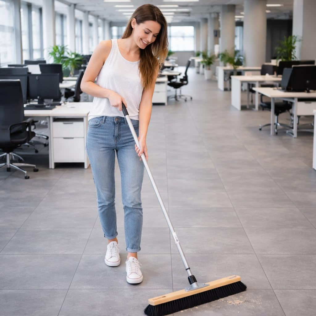Profi Saalbesen 60cm Breit mit Teleskopstiel Stiel weiche Borsten Besen | 60cm breit, Weiche schwarze Kunsthaar-Borsten, Buchenholz, Verstellbar ausziehbar, Für Haushalt Büro Lager Werkstatt