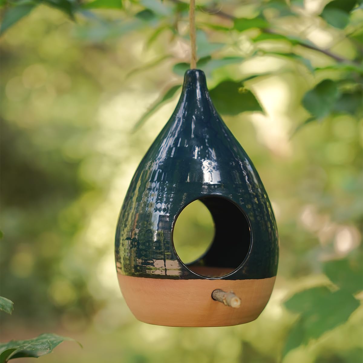 Keramik Vogelfutterhaus zum Aufhängen | Handgefertigtes Vogelhaus | Futterspender für Wildvögel | Gartendeko | Winterfest | Modell Nachtblau Keramik