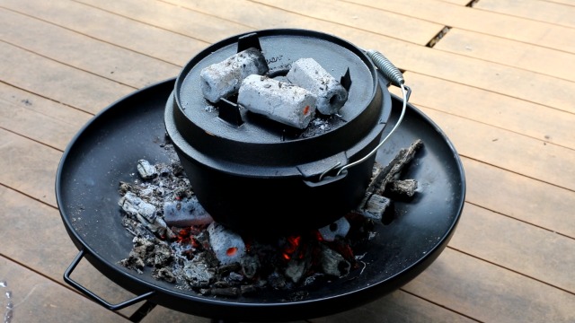 Buffalo BBQ Olla Holandesa Hierro Fundido 7.5L - Para Barbacoa, Camping Y Exteriores Con Accesorios