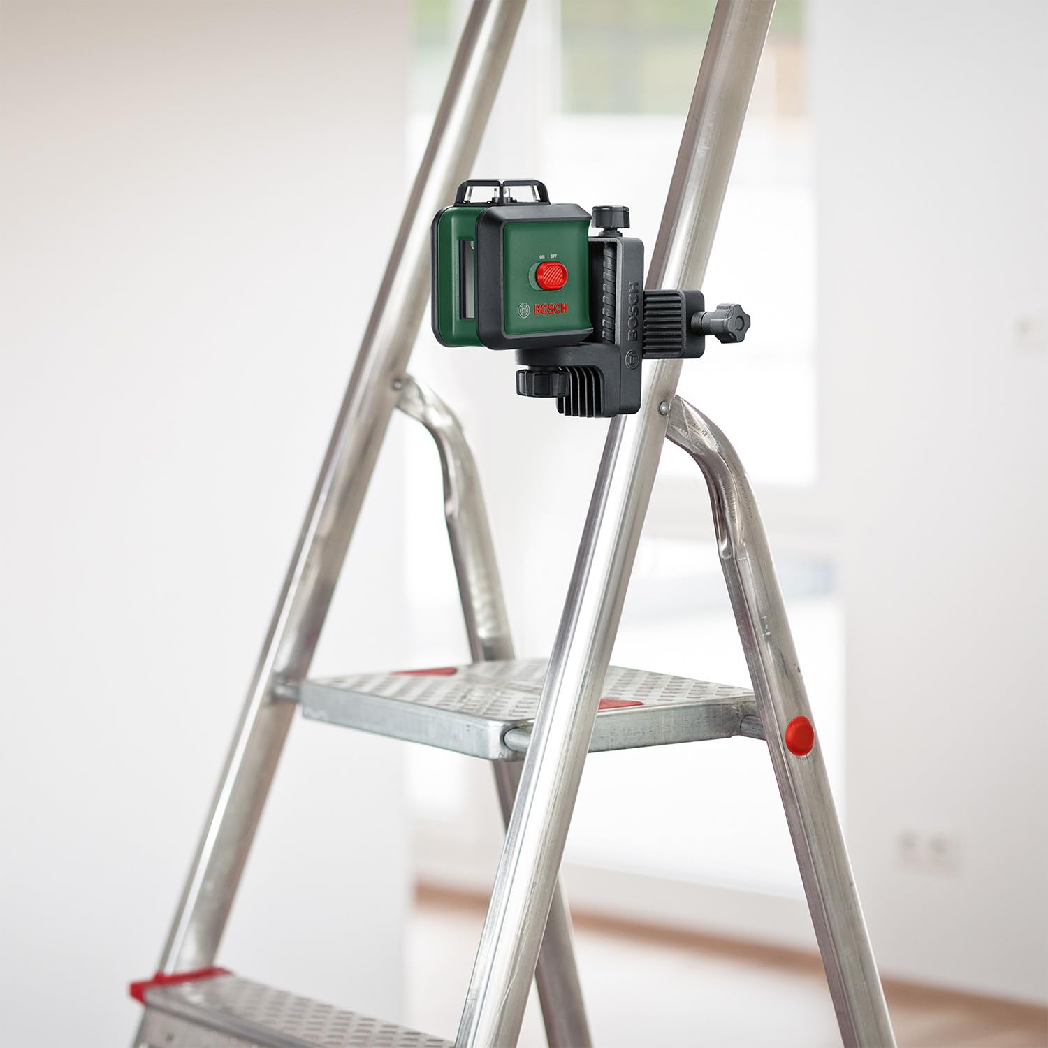 Bosch Home and Garden nivel láser de líneas cruzadas UniversalLevel 360 con trípode prémium + pinza universal MM 3(líneas en vertical horizontal,incl. 360° para alineación por toda estancia)