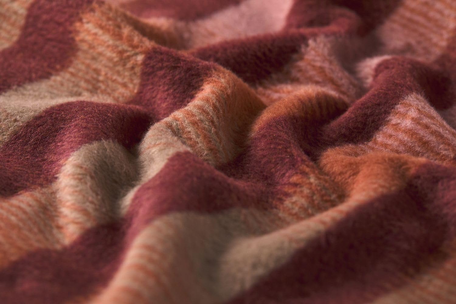 David Fussenegger Kuscheldecke Farbverlauf 150x200cm Flauschige Sofadecke aus Recycling-Baumwolle nachhaltig produziert ÖkoTex100 GRS Made in Austria Farbe Bordeaux