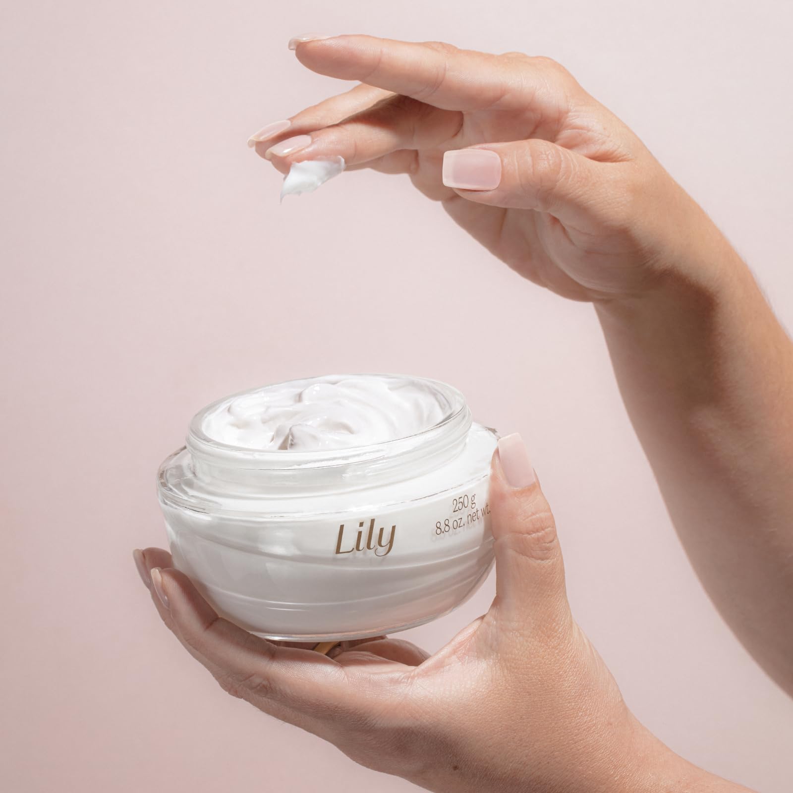 O Boticário Lily Zestaw Prezentowy Pielęgnacja Skóry z 2 Produktami | Lily Zapachowy krem Nawilżający Ciało Satyna 250g i Lily Glow Żel Rozjaśniający Krem Do Ciała 250g