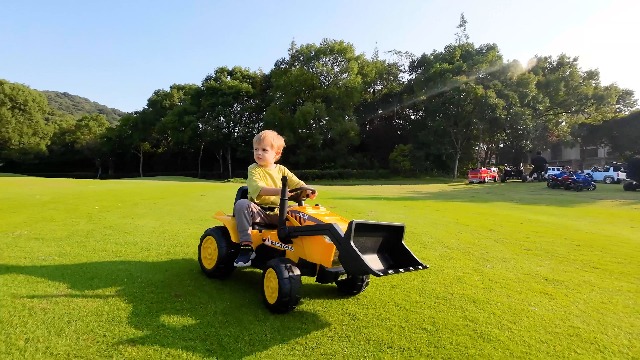 Amazon.com: 12V Freddo Toys Excavator 1 Seater Powered Ride on for