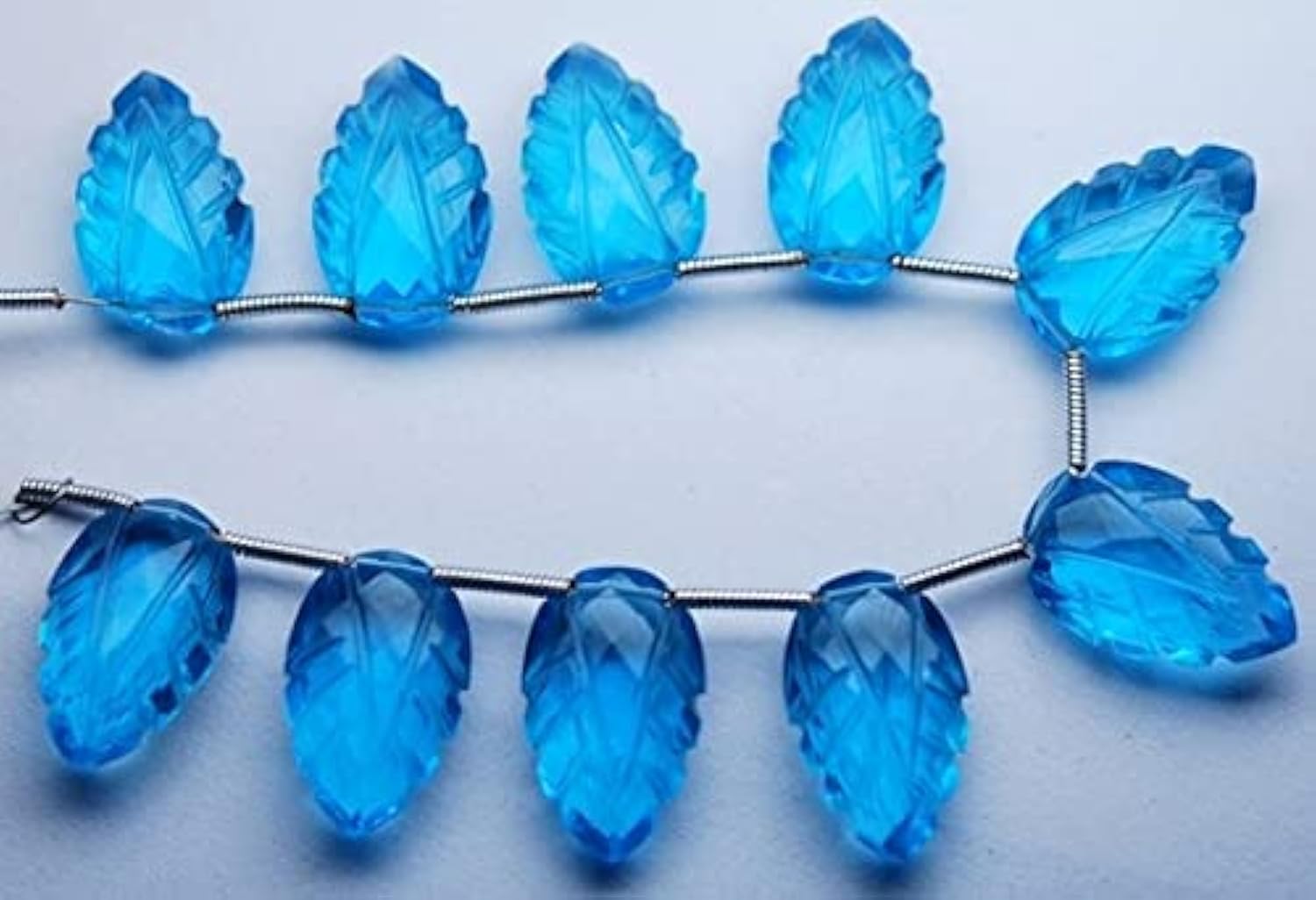 Quartz bleu suisse briolette pour créer vos bijoux d'été élégants