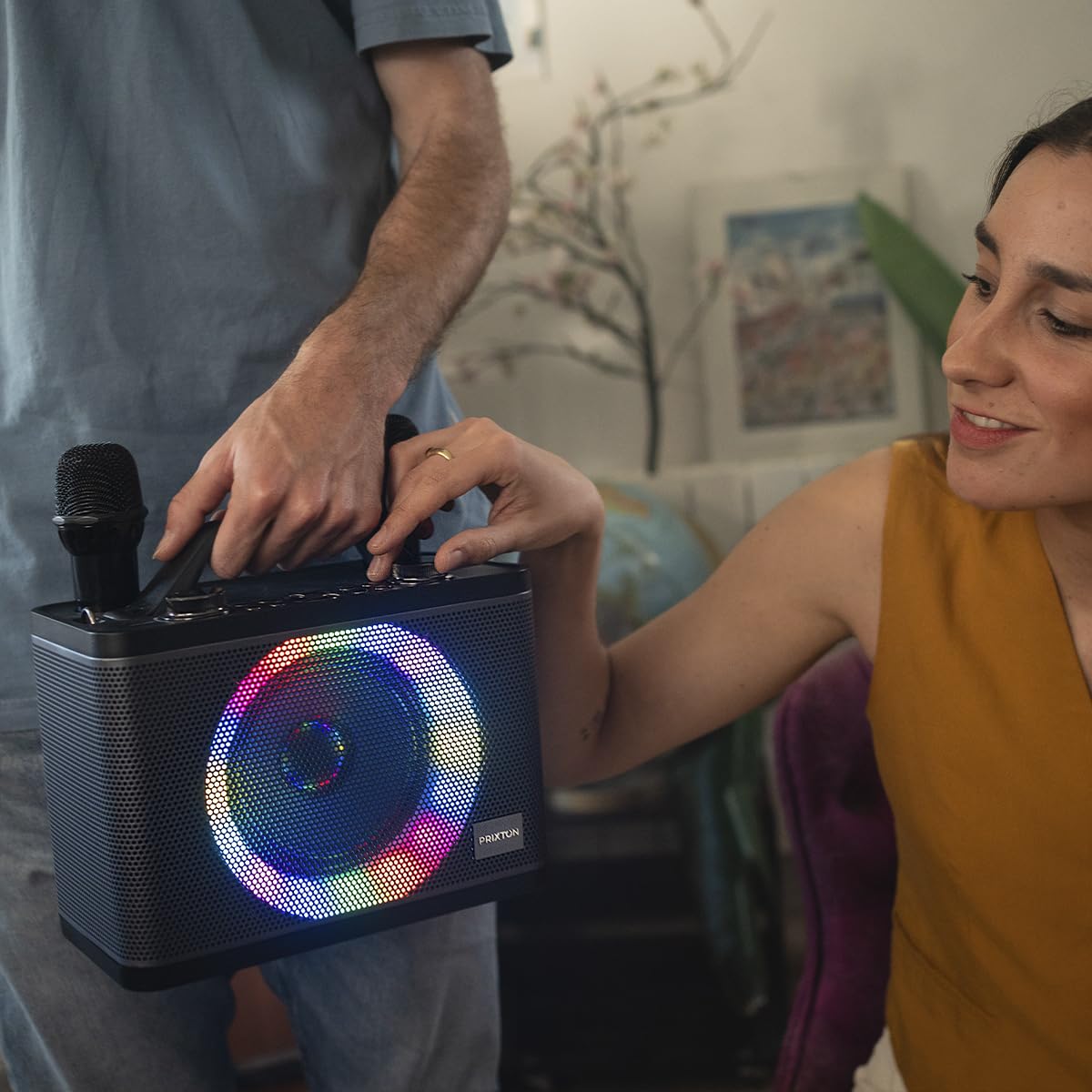PRIXTON Karaoke con 2 Microfoni PartyGO, Cassa portatile di grande potenza per feste con Bluetooth/USB/AUX/SD, Speaker Wireless con luce LED multicolore RGB, Autonomia 4h, Regali per adulti e bambini