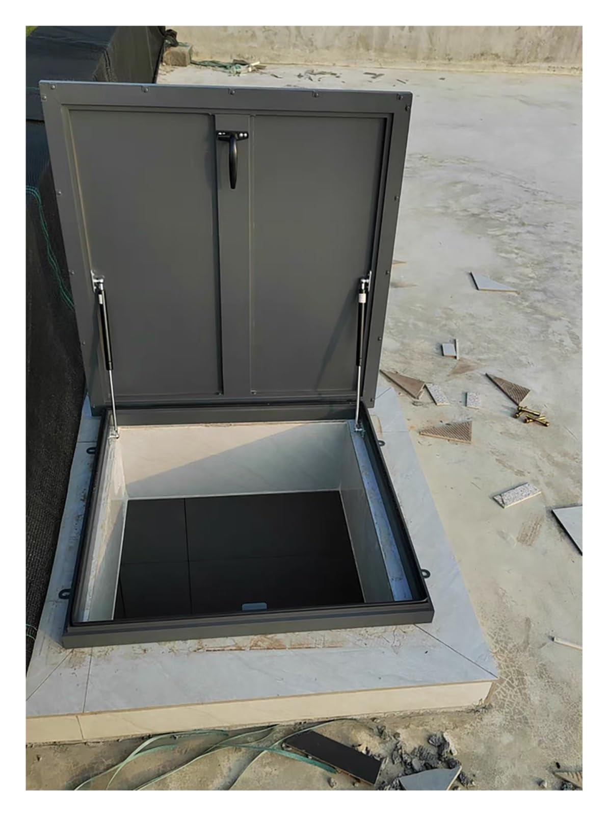 Trampilla metálica exterior para ventilación de sótano y salida de ático con manija