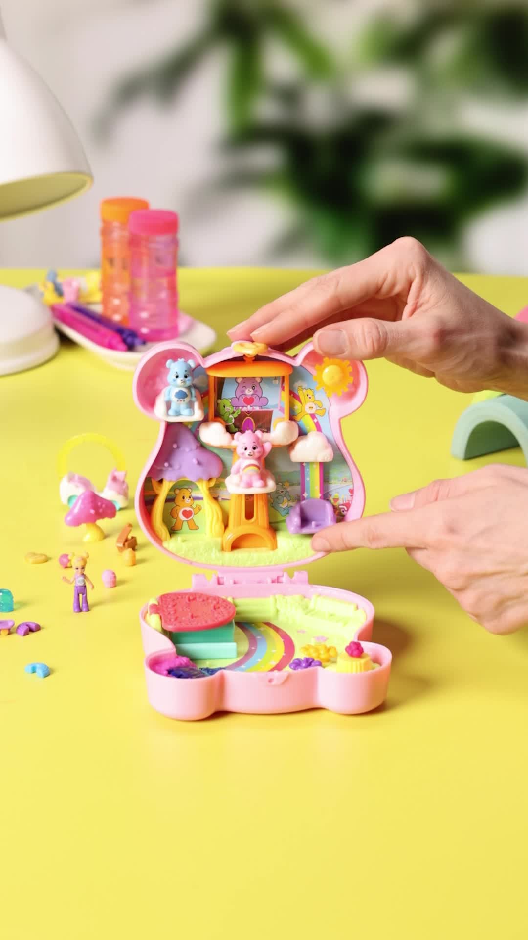 Polly Pocket Estuche Conejito De Pícnic – Conjunto De Juego Con Minimuñeca, Mascota Y Accesorios De Fresa, Ideal Para Viajes, JKC47