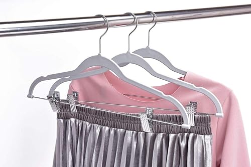 Miniatura 7 de Paquete de 20 perchas de plástico de calidad, no aterciopeladas, delgadas y compactas, con clips de metal para faldas, pantalones, blusas, gancho