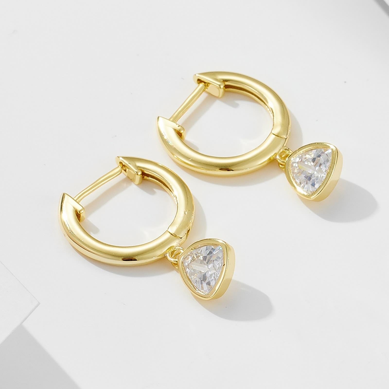 Pendientes de oro blanco de 9 quilates con triángulo de moissanita, elegantes pendientes de aro de oro Au375