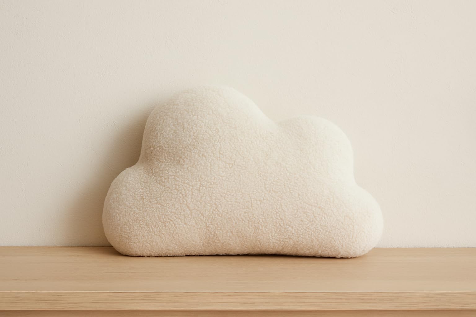 DEKOKISSEN Boucle Kuschelkissen Wolke XXL GROß 60x35 cm, Flauschiges Deko Kissen Wolkenform Geschenk für Baby & Kinderzimmer Weihnachten Mädchen & Jungen Babyshower beige Creme