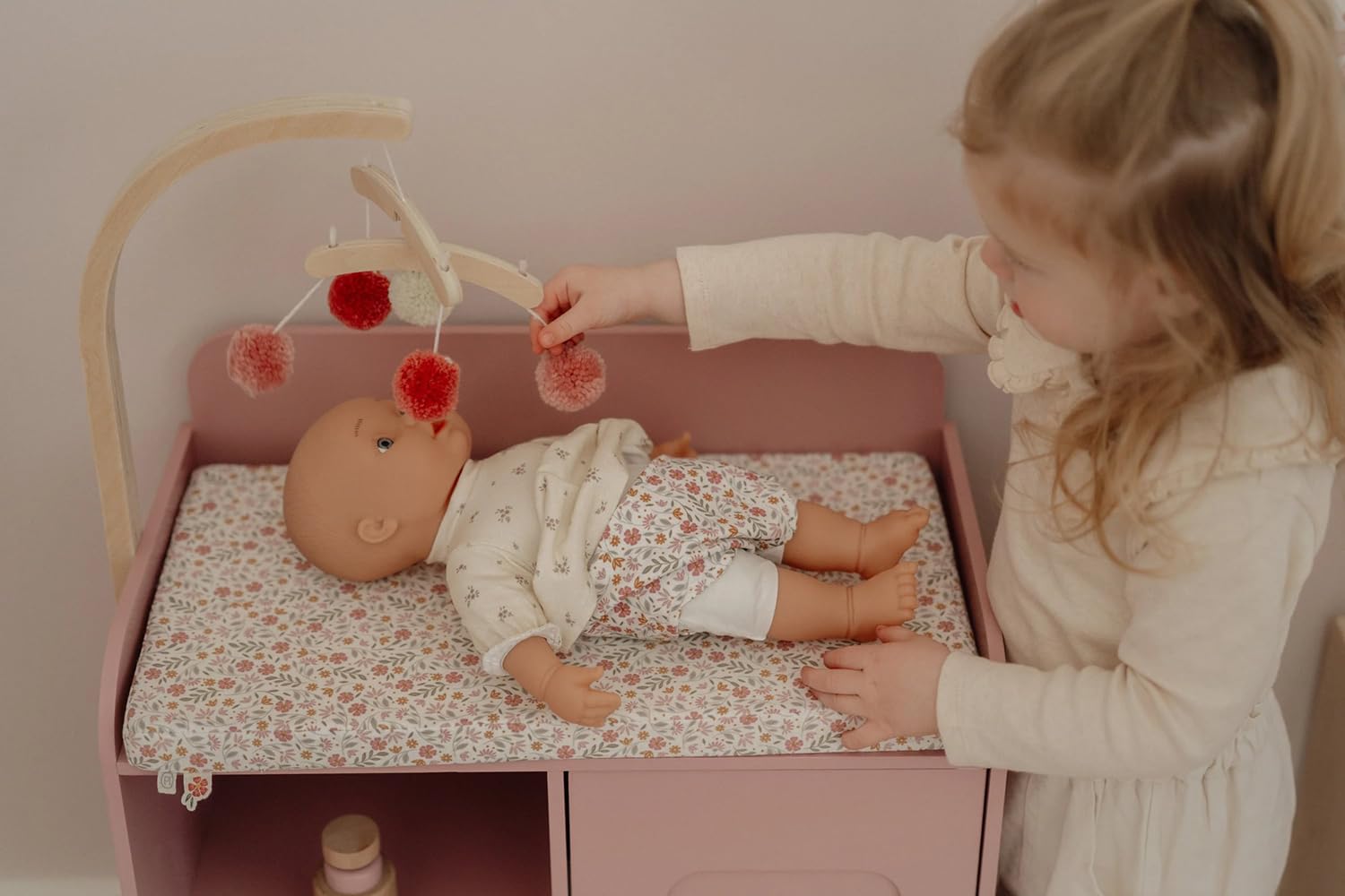 Little Dutch Puppen-Wickeltisch Wickelkommode mit Mobile und viel Zubehör für Babypuppe Puppe - rosa