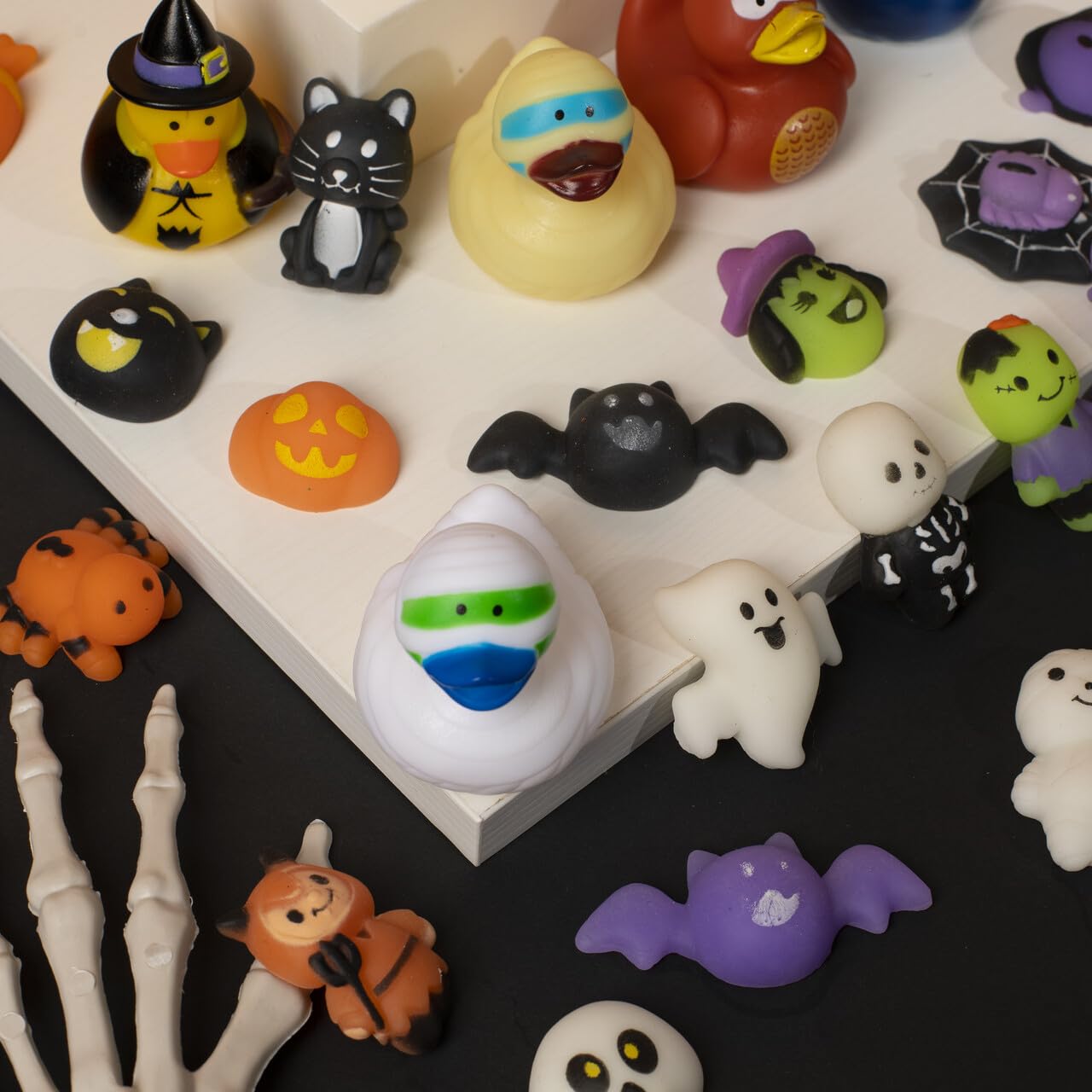 JOYIN Calendario de Adviento de Halloween de 31 días con juguetes sorpresa Mochi y patos de goma, calendario de cuenta regresiva de vacaciones de Halloween con juguetes sensoriales para fiestas