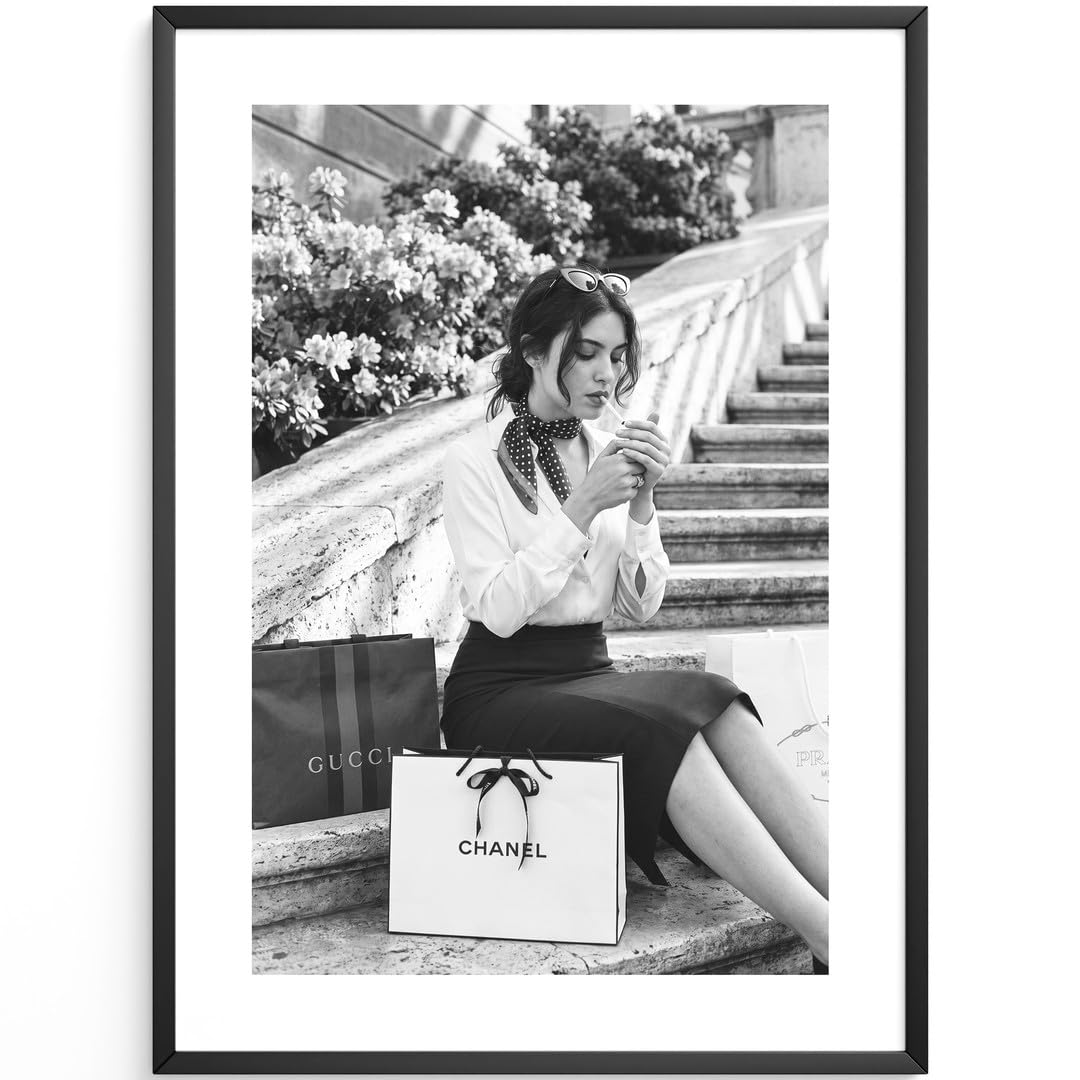 MJ-GRAPHICS® Poster Frau Kunstdruck schick Stadt Einkauf Wandbild schwarz weiß Stadtleben stilvoll Deko Treppe urbanes Flair Wohnzimmer Wanddeko modern 50x70 mit schwarzem Rahmen