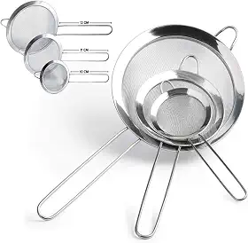 Jogo 3 Peneiras em Aço Inox Resistente Luxo Para Coar Polvilhar Versátil, Durável, com Suporte para Panelas e Travessas, Resistente a Temperaturas e de Fácil Manuseio PRÓODOS