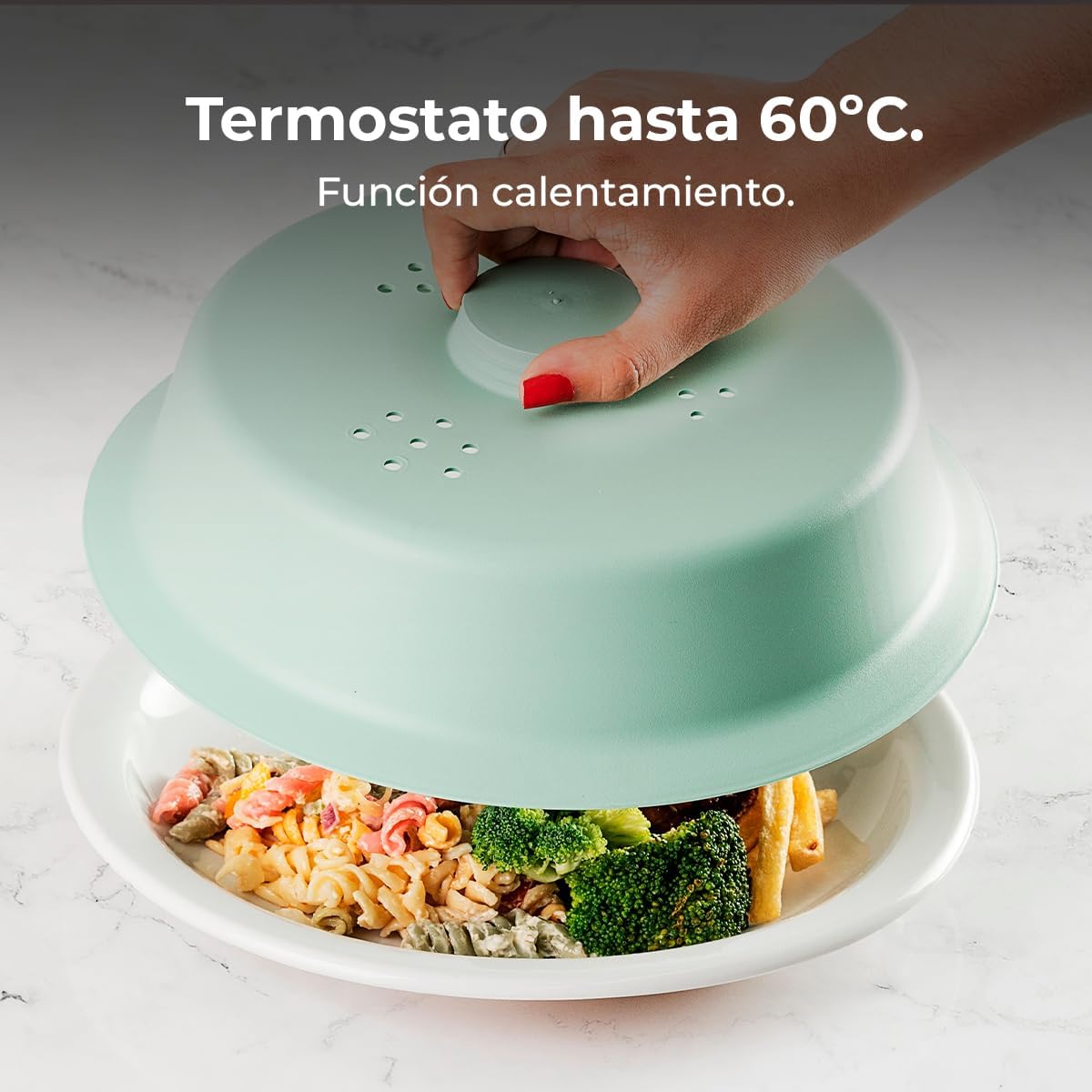 Hænder, der holder kolde drikkevarer, der illustrerer kølefunktionen