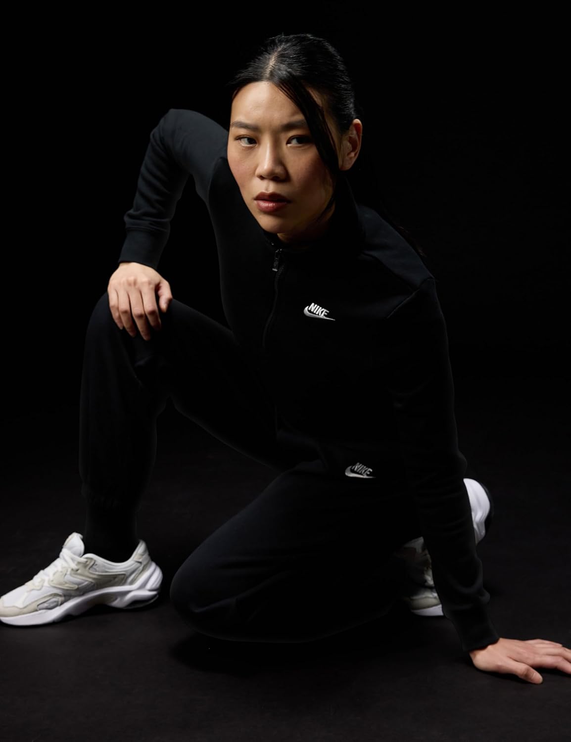 Nike Women's Sportswear Club Fleece Mid-Rise Oversized Sweatpants - Image 2