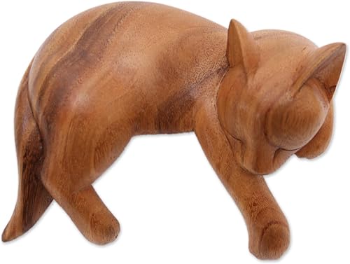 NOVICA Escultura artesanal de madera hecha a mano, acabado natural, gato dormido de Suar de Bali Brown Indonesia con temática de animales,