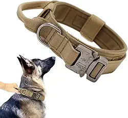 Xqpetlihai Coleira tática para cães de nylon militar ajustável com alça de controle e fivela de metal resistente para cães médios e grandes (marrom, M)
