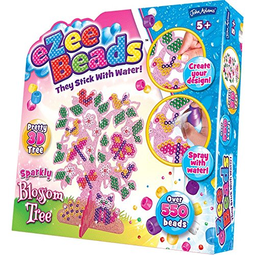 Ideal para hacerlo con los niños, por muy poco dinero puedes tenerlos entretenidos con este árbol de diseño que ellos mismos crearán con sus manos.