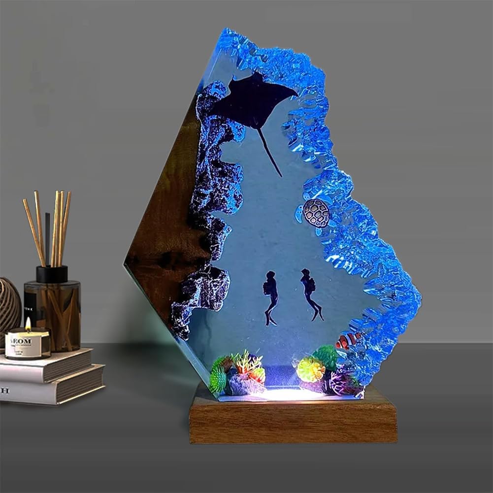 Lampa LED z żywicy epoksydowej z manta ray i nurkami, motyw oceanu, półprzezroczysta sztuka, drewniana podstawa, do dekoracji biura domowego