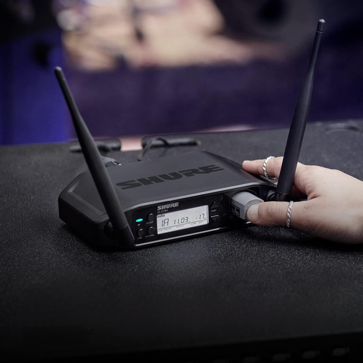 Shure GLXD14+/PGA31 Dual Band Pro Digital Wireless Mikrofonsystem für Redner, Künstler, Präsentationen - 12-Stunden Akkulaufzeit, 30m Reichweite | PGA31 Headset-Mikrofon, Einzelkanal-Empfänger.