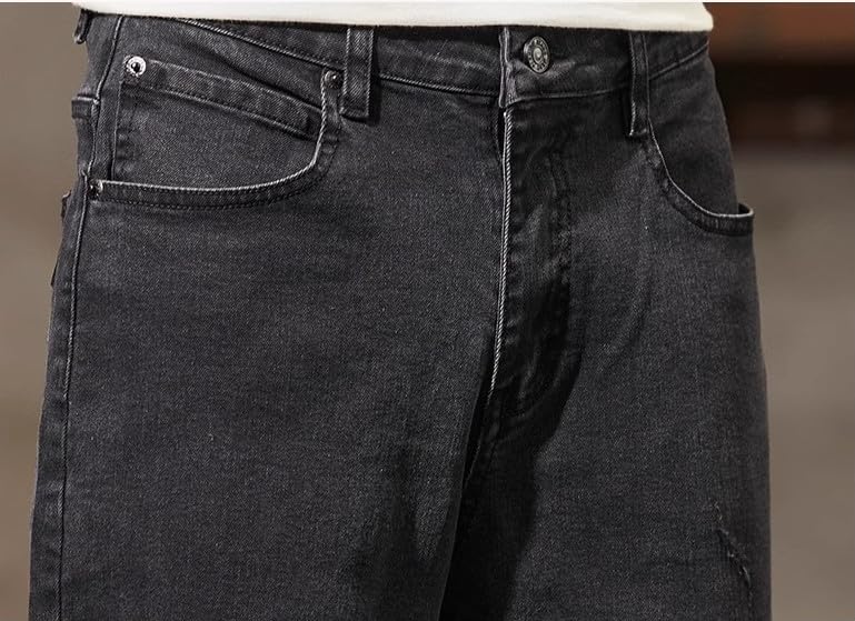 The Man's Jeans are Loose Comfortable and Versatile The Straight-Leg Pants Have Pockets2