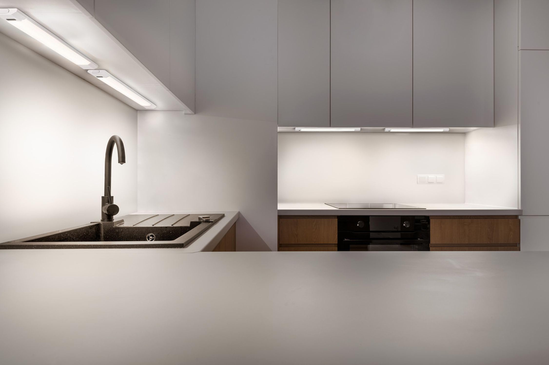Licht-Erlebnisse LED Unterbauleuchte mit Bewegungsmelder Aluminium Metall Weiß 3000-4000-6500 K CCT Click-DIM Regal Schrank Arbeitsplatz B:50 cm Lichtleiste Flur