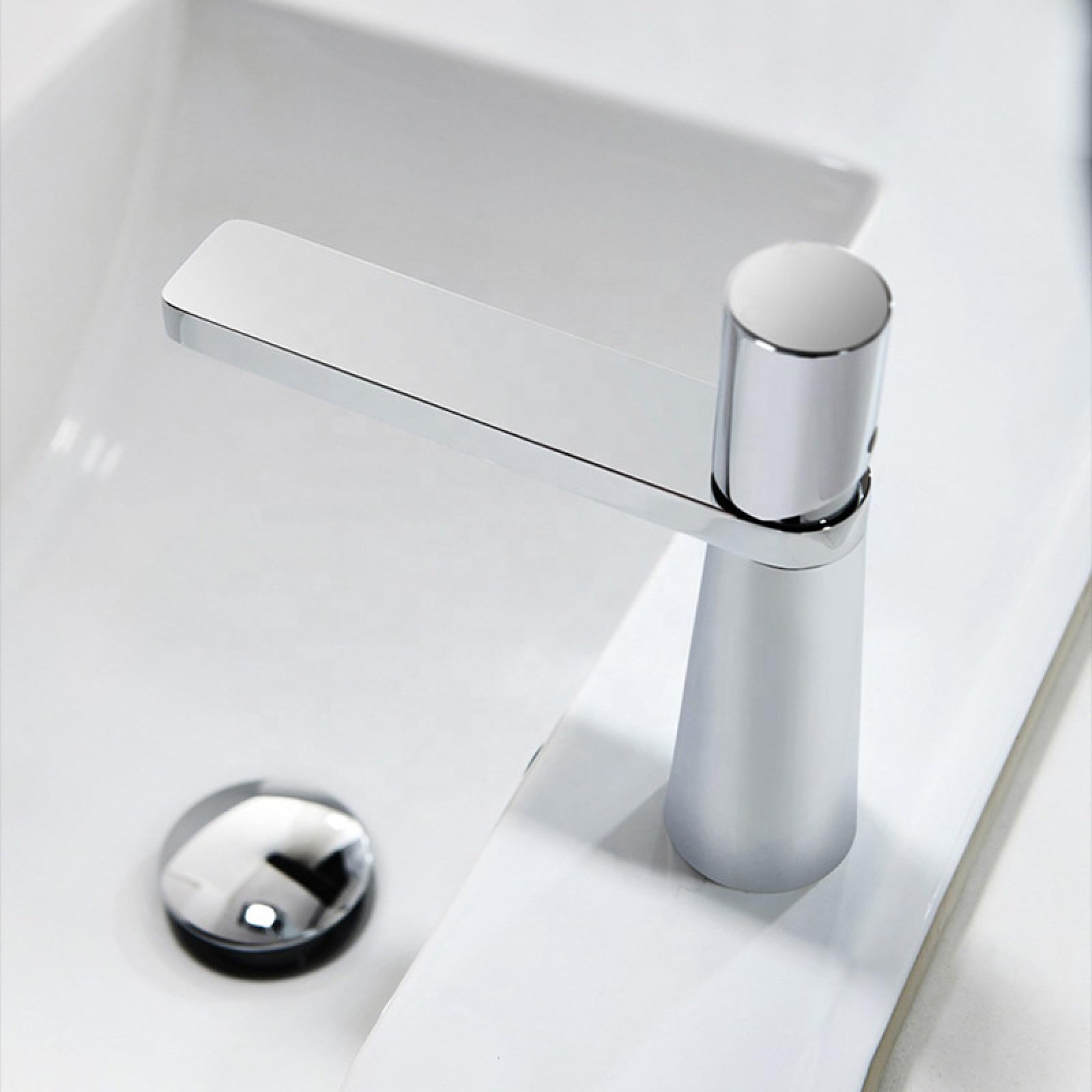 Rubinetto monoforo caldo e freddo nel rubinetto della toilette di casa del bagno, monoforo grigio in bagno - alto