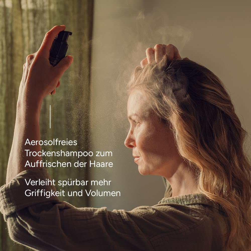 JUNGLÜCK Trockenshampoo für dunkles Haar - Vegan | Dry Shampoo verleiht spürbar mehr Griffigkeit und Volumen ohne weiße Rückstände | Aerosolfreies mattierendes Trockenshampoo für sofortige Frische