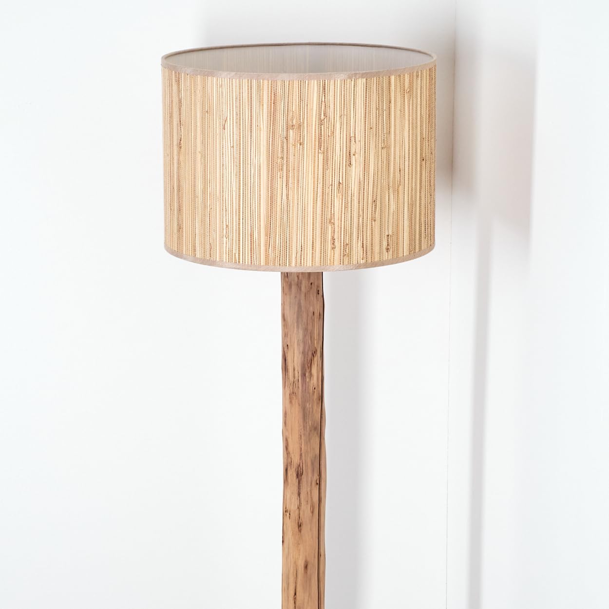 HOFSTEIN Stehleuchte Bongal, Stehlampe aus Holz/Metall im skandinavischen Design, Boho-Style, Schirm aus Seegras, Ø 40 cm, E27, 148 cm, mit Fußschalter - Wohnzimmer, Schlafzimmer, Esszimmer, Flur