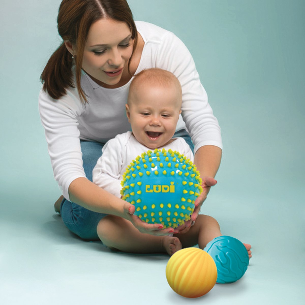 LUDI - 3 Balles Sensorielles Souples Texturées - Jouet D'Éveil Bébé - Dès 6 Mois - Développe Le Toucher, La Motricité Fine & Le Bien-Être - Diamètre : 8 & 15 cm - Bleu & Jaune
