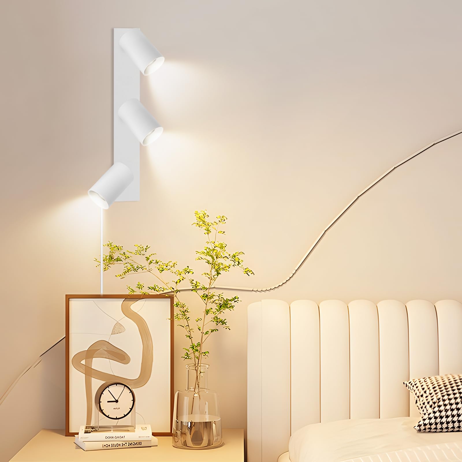 Applique Murale Intérieure avec Prise et Interrupteur 3 Spots - Blanc GU10 Lampe de Chevet Murale Moderne Tourner 350° - Lampe Murale pour Chambre Salon Couloir Peinture Murale - Sans Ampoules