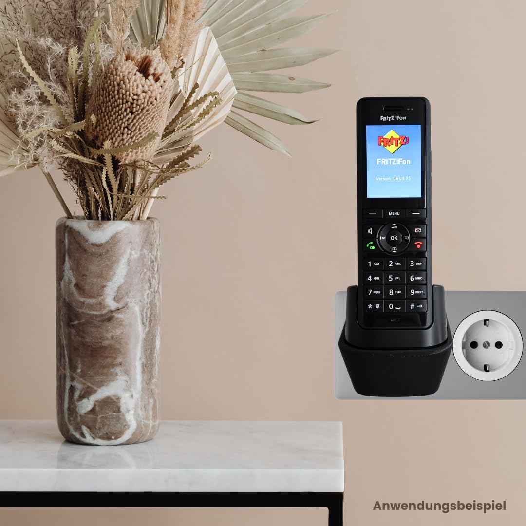 Halterung passend für Fritz!Fon C5 AVM | Steckdosenhalterung ohne Bohren | DECT Telefon Halterung & Zubehör | Platzsparender Telefonhalter mit Kabelmanagement | Zubehör Fritz!Fon C5 | Schwarz