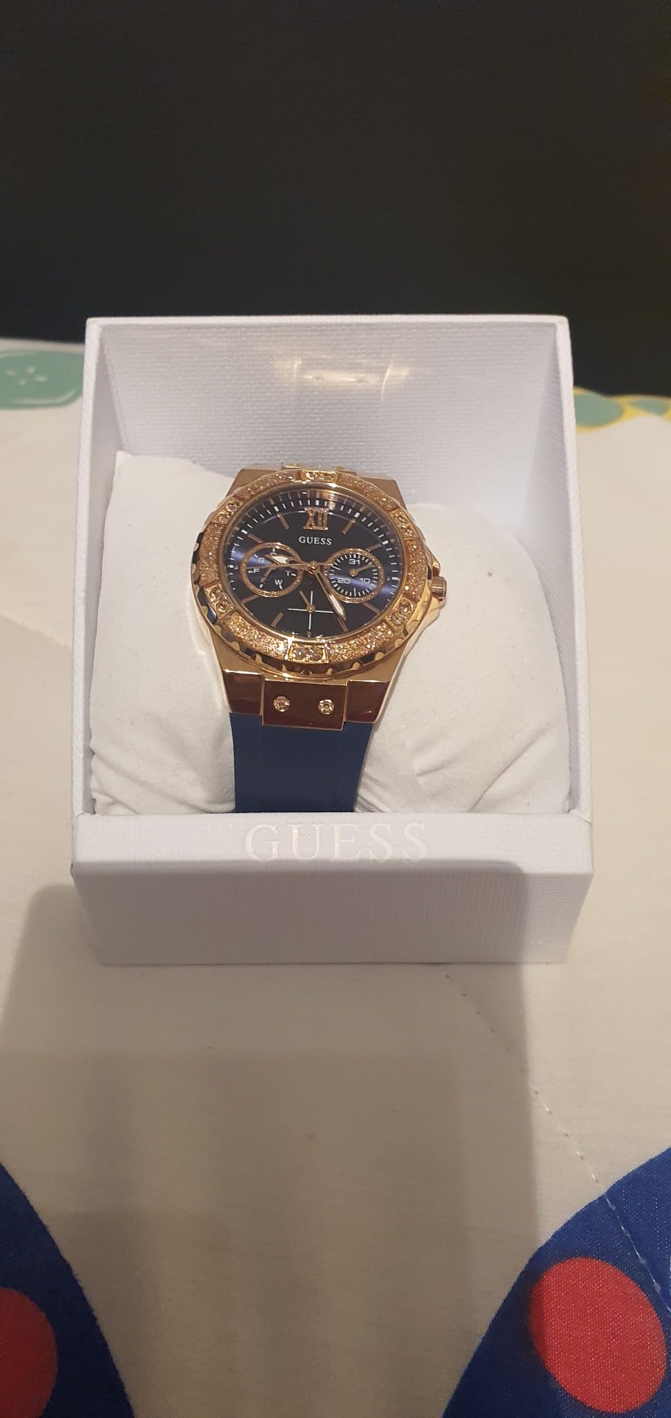 Relógio Guess no pulso foto cliente 1