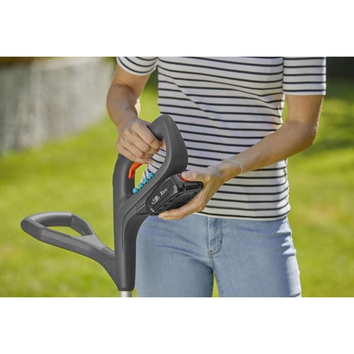 Gardena Trimmer a batteria SmallCut 23/18V P4A set pronto all’uso: trimmer con diametro di taglio di 230 mm, impugnatura ergonomica, peso ridotto, lama di ricambi integrata (14702-20)