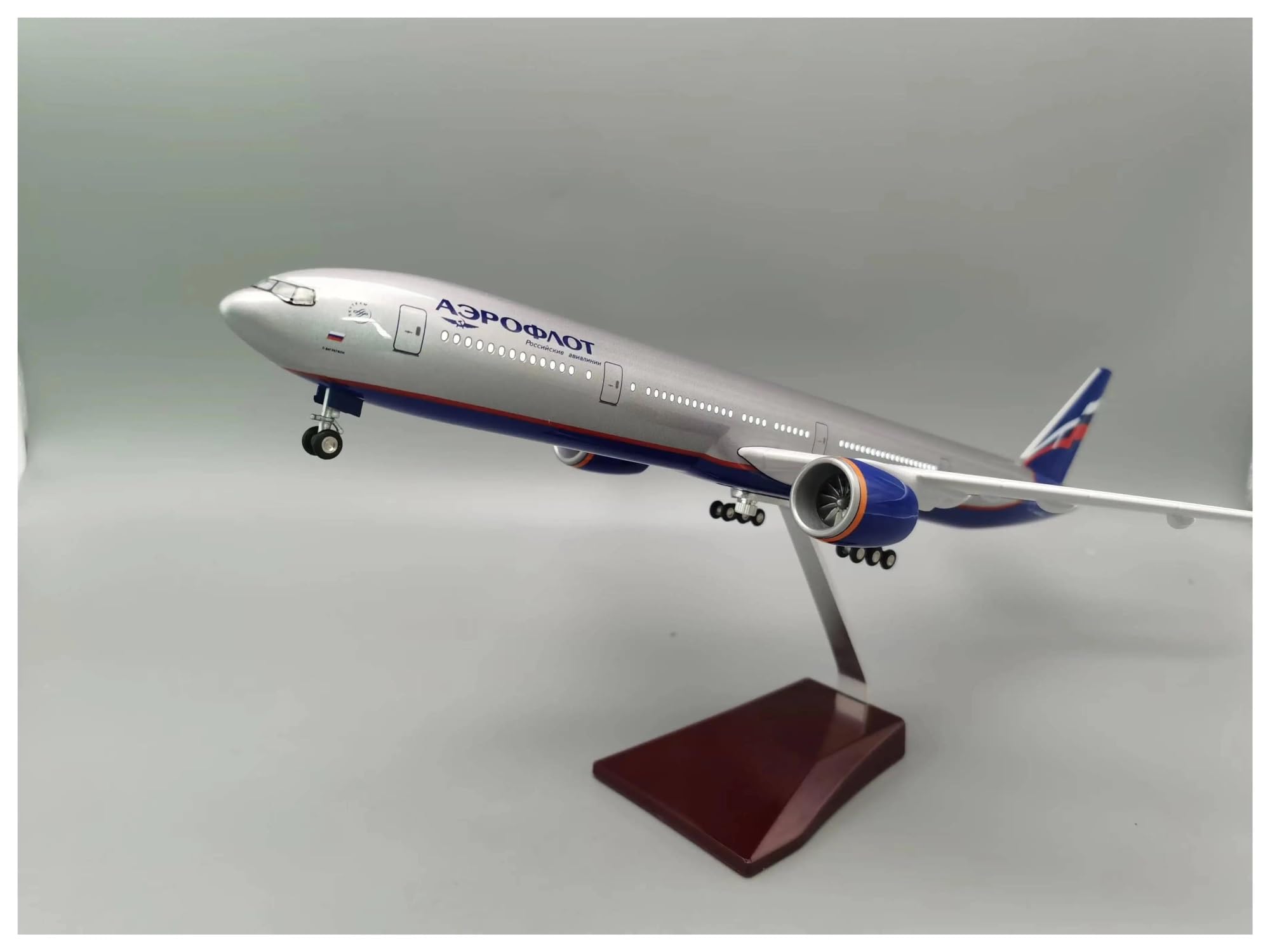 Modellino di Aerei in Piccola Scala 1/157 per la Russia B777 Modello di Aeromobili in Lega di Compagnie Aeree 47CM con Kit di Costruzione di Modello di Decorazione della Camera da Letto con Luce e