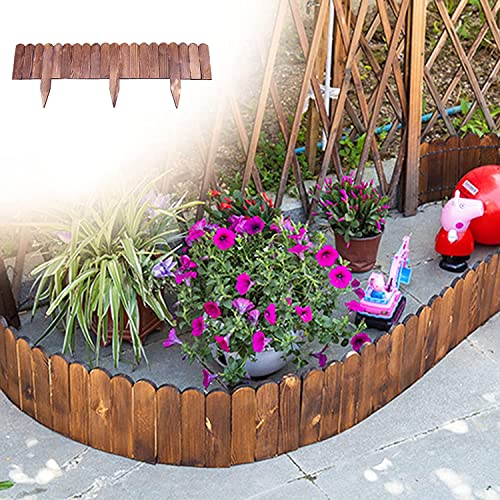 Gartenbegrenzung aus Holzstämmen, mit Stacheln versehene Begrenzung...
