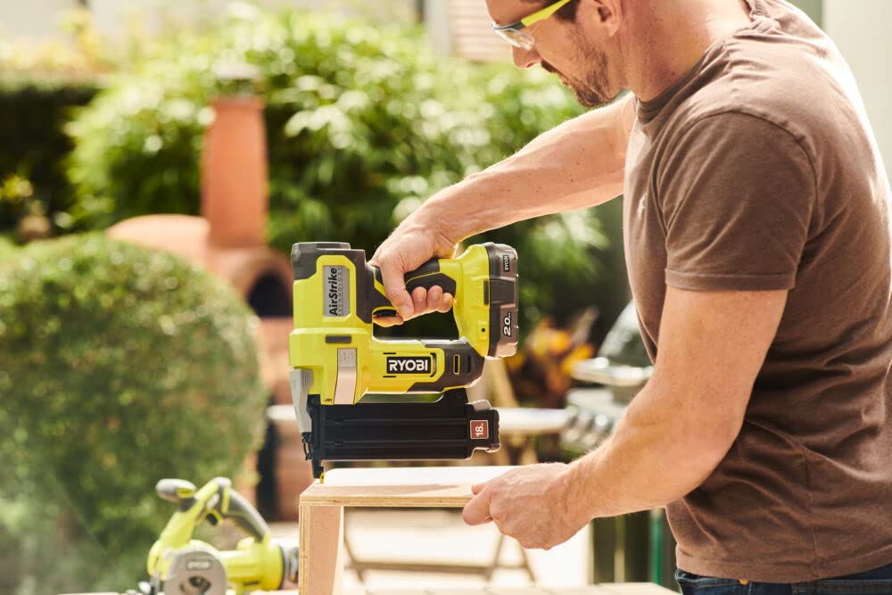 Ryobi - 1 Batterie One+ Lithium+ 18V - 2Ah et 1 Chargeur Rapide 2A - RC18120-120CG & Coffret antichocs 31 Accessoires de vissage : 30 Embouts PH/PZ/SL/Hex/TX + 1 Porte-Embout