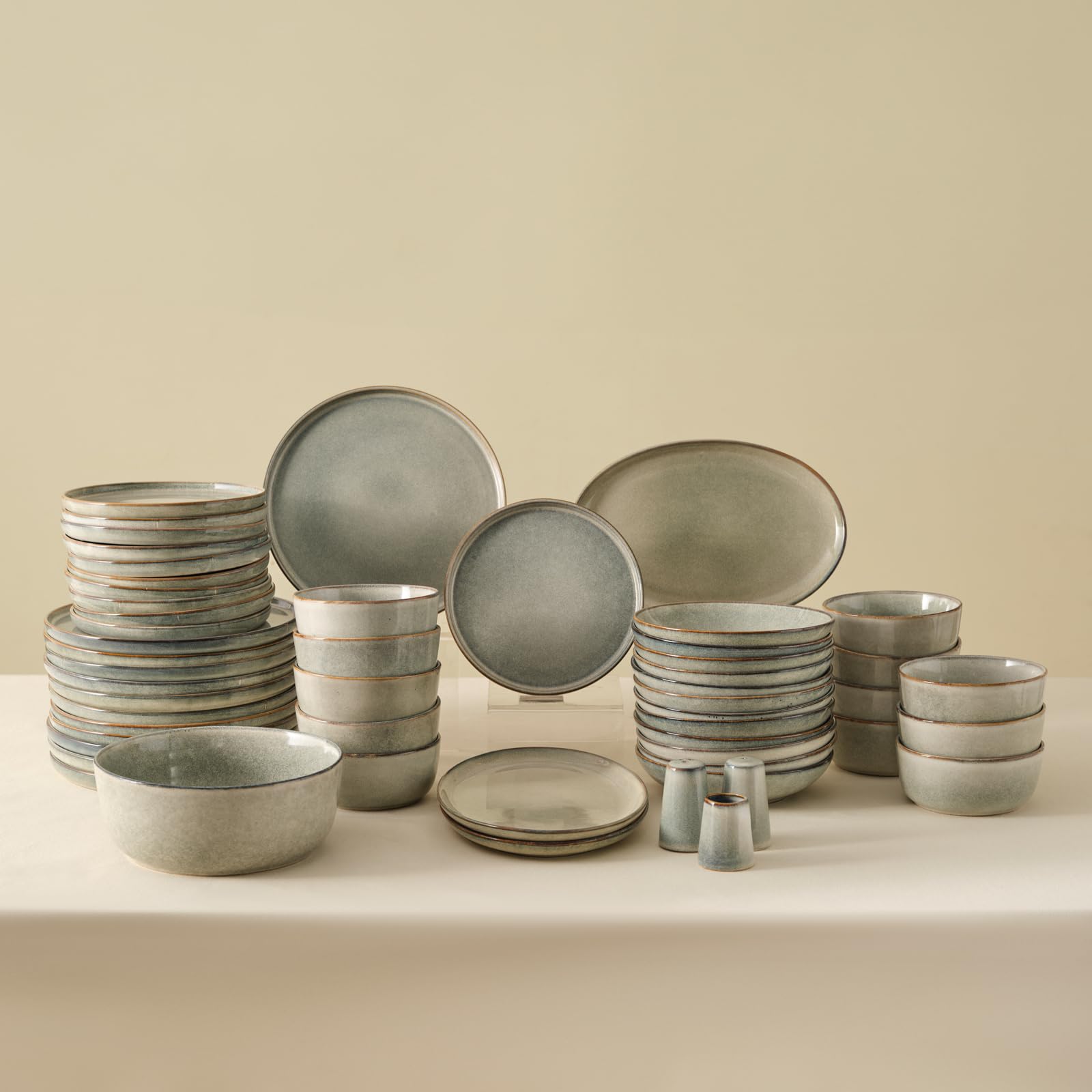 KARACA Tafelservice Earth Collection Skal 55 teilig für 12 Personen Grau, Modernes Geschirrset aus Steinzeug, Spülmaschinengeeignetes Teller Set, Reaktivglasur Essteller