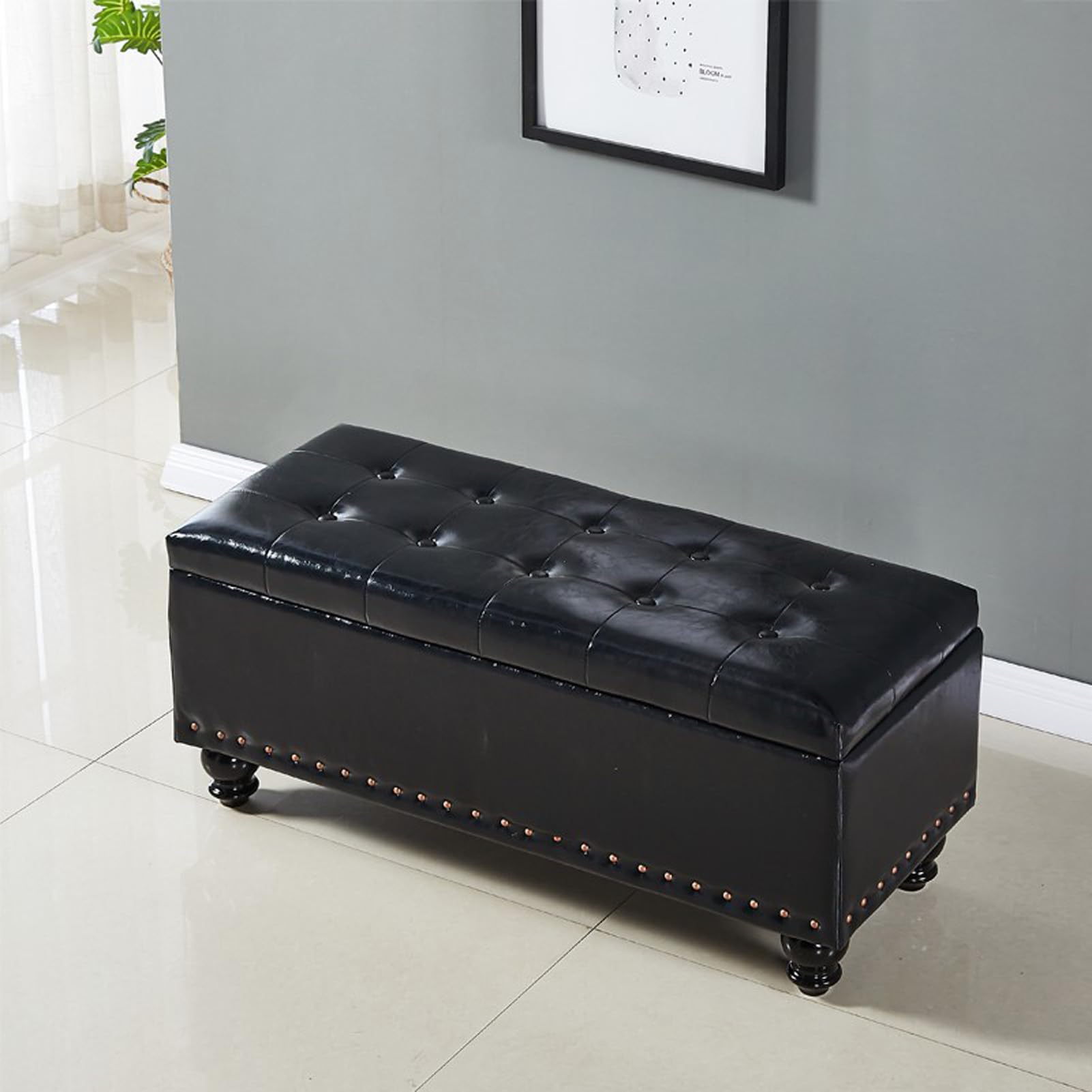 Banc ottoman de rangement dans l'entrée pour s'asseoir confortablement