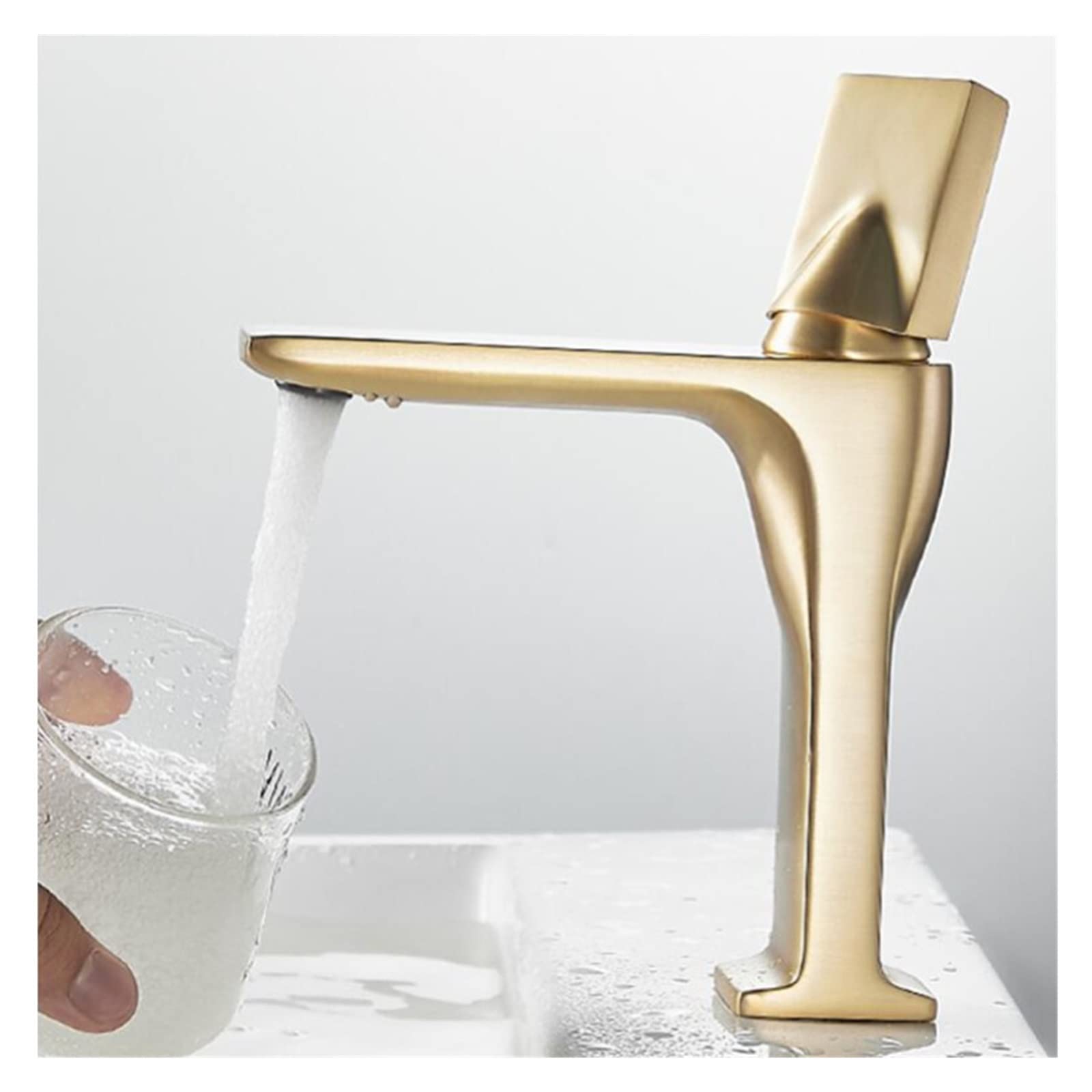 Mélangeur de lavabo or brossé pour salle de bain moderne