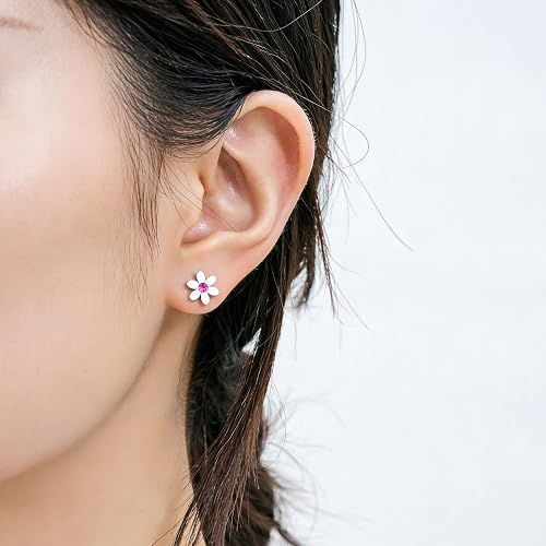 1 paire de boucles d'oreilles à tige en acier inoxydable avec fermoir à vis en forme de marguerite - Dos plat - 6 mm - Oxyde de zirconium blanc - Doré - Hypoallergéniques pour oreilles sensibles - 4