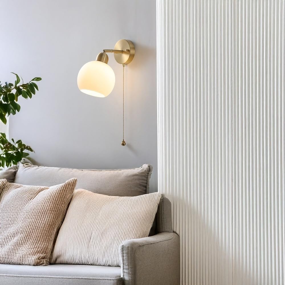 Lampada da Parete Moderna in Ottone con Globo in Vetro opalino e Interruttore a Catenella, Attacco E27, Elegante Lampada da Lettura d'ambiente T-155 (16 cm/6,30 Pollici)