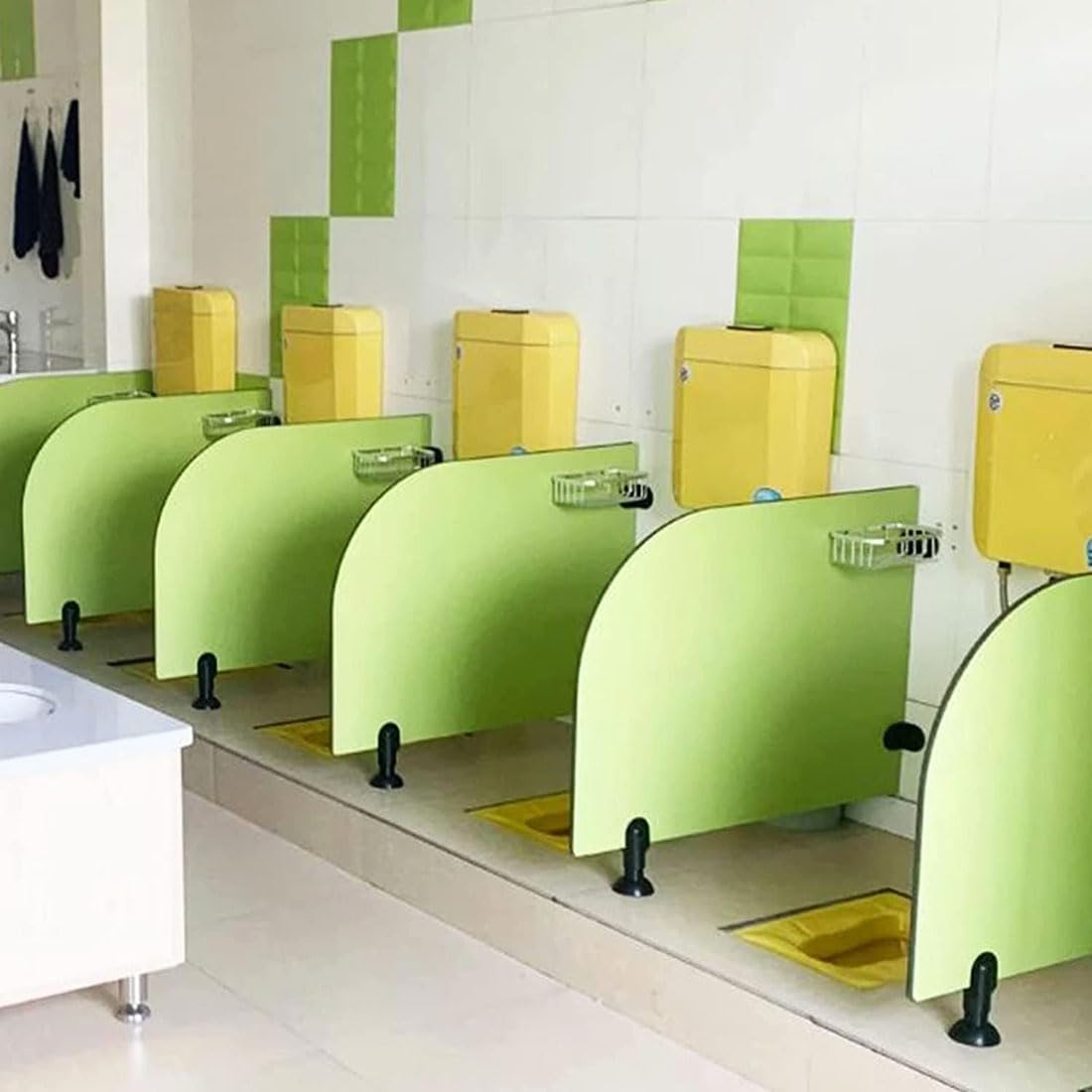 Separador de orinal para niños ideal para crear baños seguros en escuelas