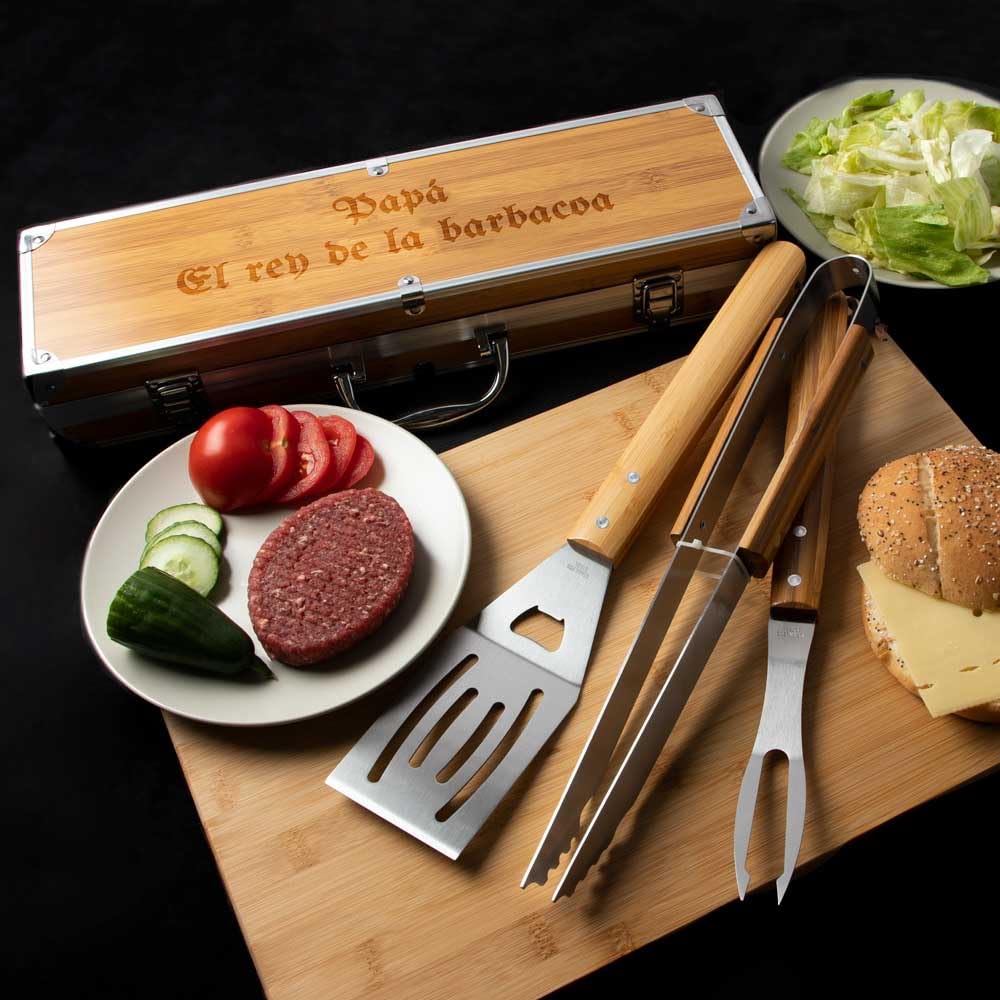 Ocadeau Juego de cubiertos para barbacoa personalizado con grabado – Set de 3 utensilios grandes en caja de madera – Regalo original para hombre o amante de la barbacoa