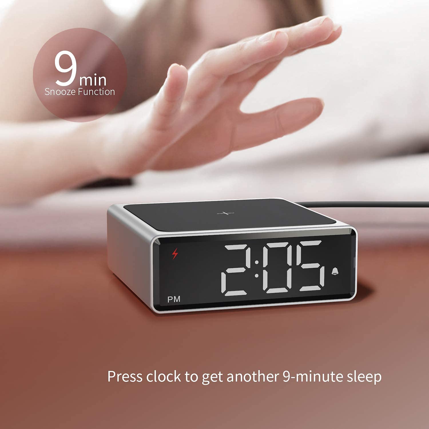 Pequeño Reloj de Alarma de Metal con Carga inalámbrica Qi - Clear Digital DIRIGIÓ Pantalla con 4 Brillo 12/44H Snooze for la Oficina de Noche de Dormitorio, Compatible con (Plata)