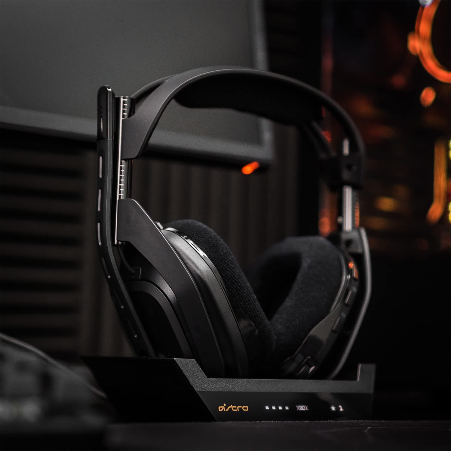 ASTRO Gaming A50 Auriculares inalámbricos para gaming y estación-base de carga, 4a gen, control de balance de juego, voz, 2.4 GHz, 15m alcance, Xbox Series X y S, Xbox One, PC - Negro/Oro