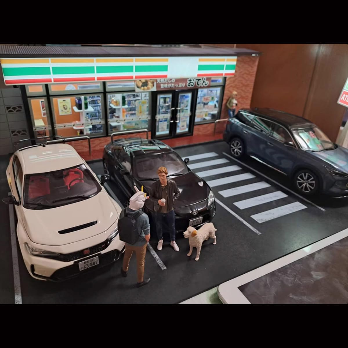 1:18 Japanisches 7-Eleven Convenience Store Modell, realistische Miniatur-Szene mit USB-LED-Beleuchtung & vier Parkplätzen, Druckguss-Auto-Display-Hintergrund