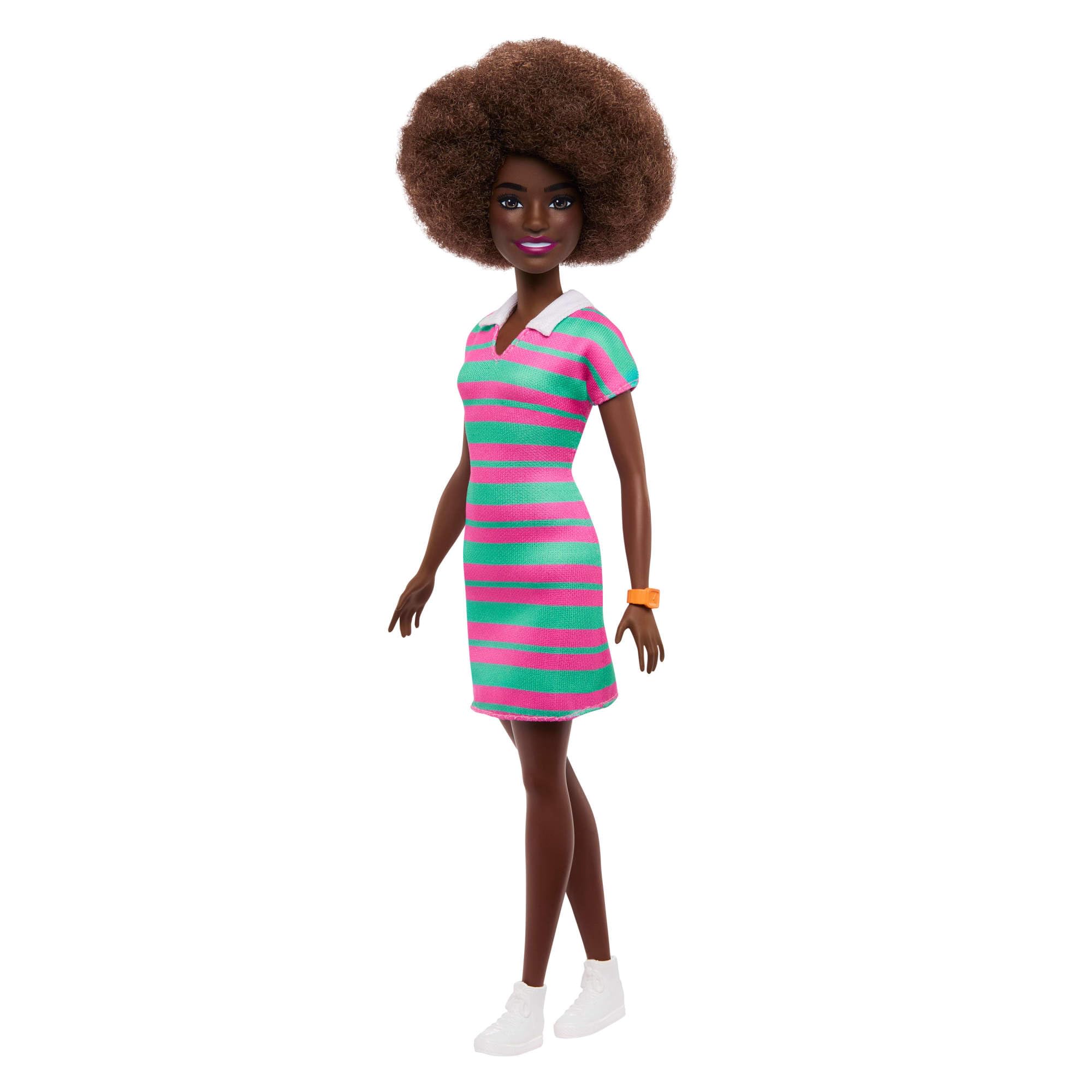 Barbie Poupée Barbie Fashionistas Robe à Col à Rayures roses et vertes avec cheveux noirs bouclés et accessoires comme une montre orange et des baskets blanches, JJN60